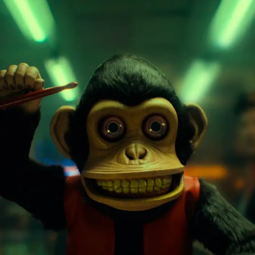 O Macaco: um filme que é um mix de terror e comédia com gore exagerado