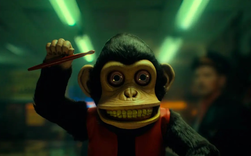 O Macaco: um filme que é um mix de terror e comédia com gore exagerado